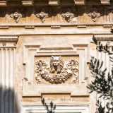 Queste sono sormontate da bassorilievi con soggetti zoomorfi e fitomorfi. Al di sopra una trabeazione a metope e triglifi �regge� un cornicione leggermente aggettante